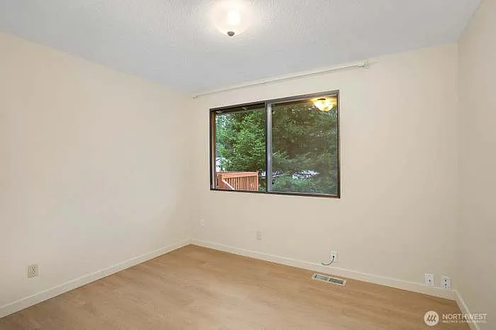 139th Pl NE — Photo 9