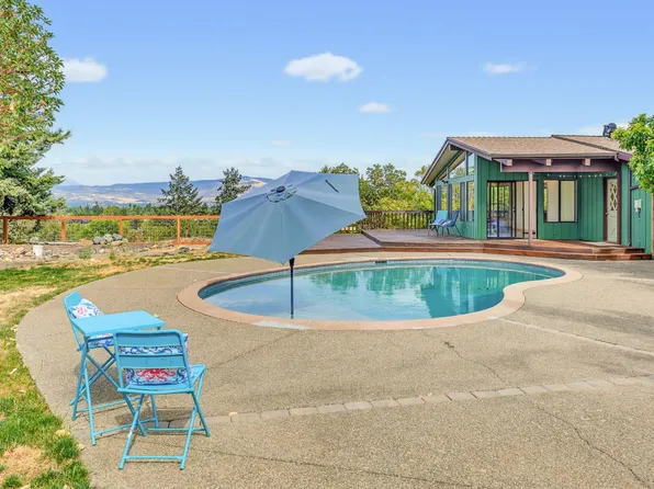 2076 Jasmine Ave, Medford, OR 97501