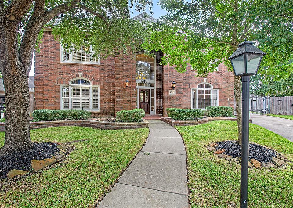 Gorgeous 2-story home nestled on a quiet oversized cul-de-sac street in the master planned community!