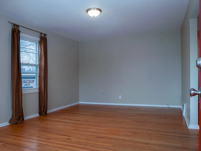 1528 Clark Ave — Photo 9