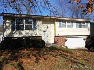 607 Saint Peter Dr, Godfrey, IL 62035