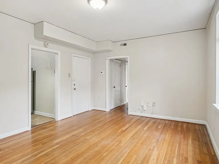Cameron Court Apartments — Photo 60