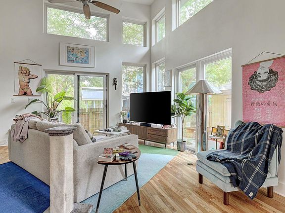 2nd image of 809 E 44th St