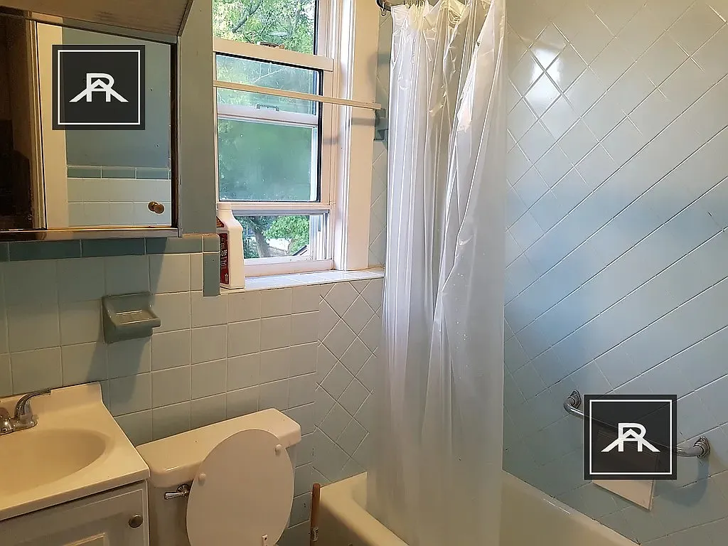 5 bed, 2.0 bath, $5,000 — Photo 3
