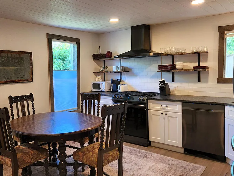 Charming kitchen with all the amenities