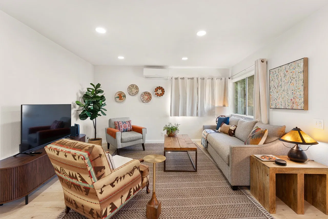 2 bed, 850 sqft, $4,400 — Photo 2