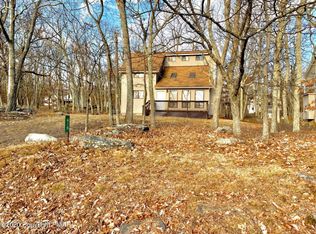 212 Mallard Ln, Bushkill, PA 18324