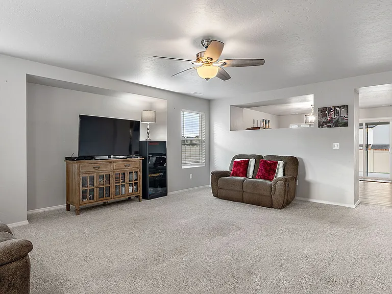 1077 N Bowknot Lake Ave — Photo 2