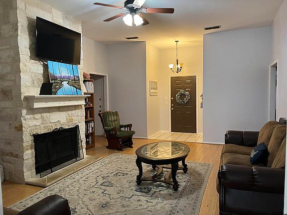 4th image of 102 Merri Ln