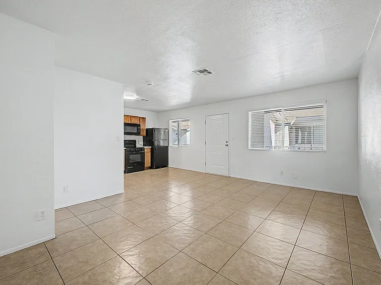 Twin Palms Apartments — Photo 7