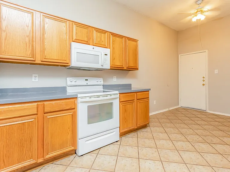 813 Edgehill Rd — Photo 9