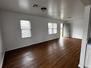 3 bed, 1.0 bath, 880 sqft, $1,000 — Photo 2