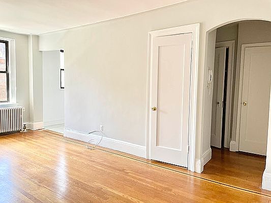 2nd image of 400 E 50th St APT 4E