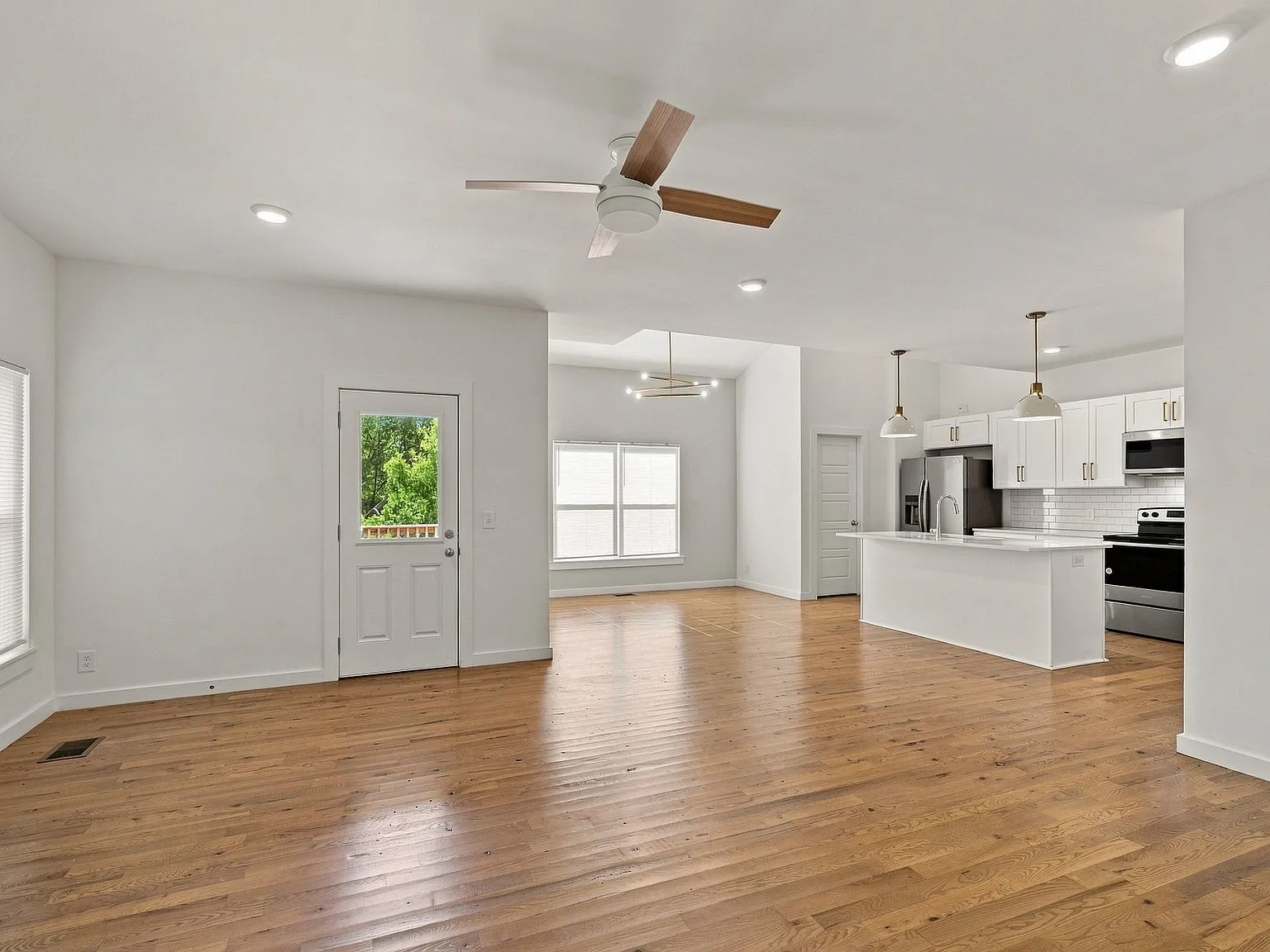 3 bed, 2.5 bath, 1926 sqft, $2,550 — Photo 4