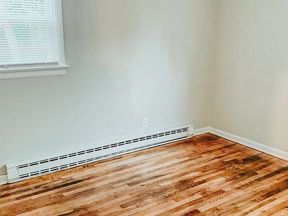 3rd image of 12 E 34th St