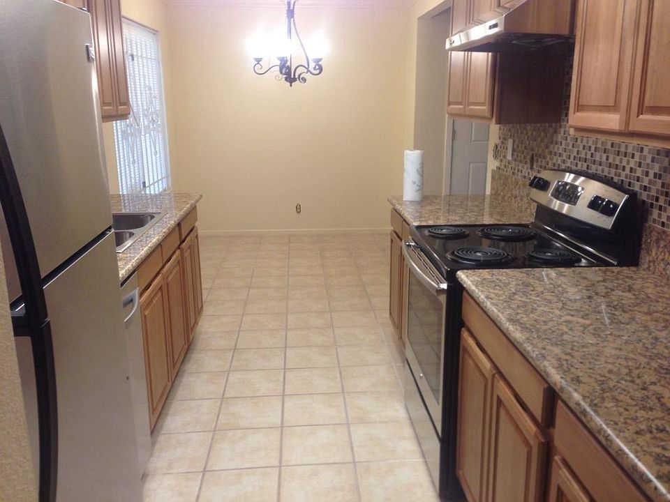 Kitchen, stainless appliances