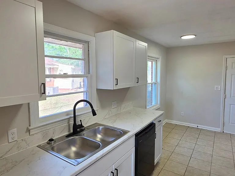 2076 Seneca Dr — Photo 7