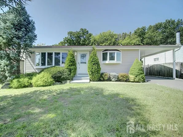 151 Kendall Dr, Parlin, NJ 08859
