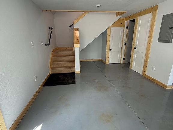 4th image of 322 SW Washington St
