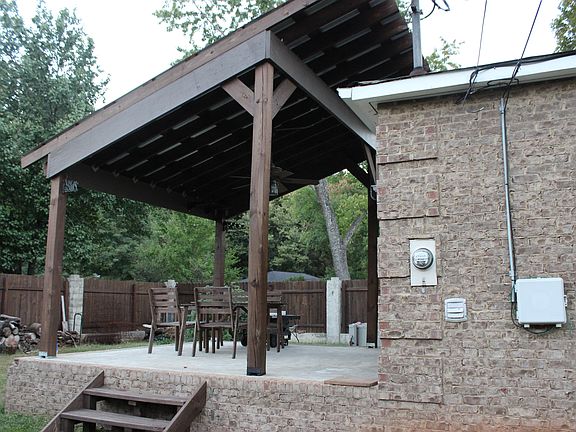 Covered porch w/ ceiling fan