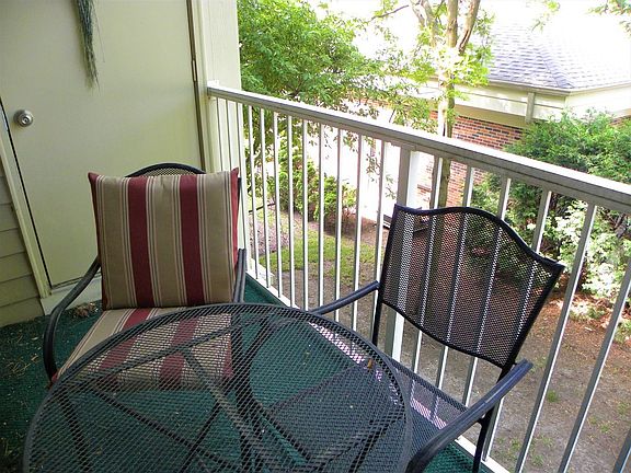 2nd image of 605 Barrington Ave APT 236