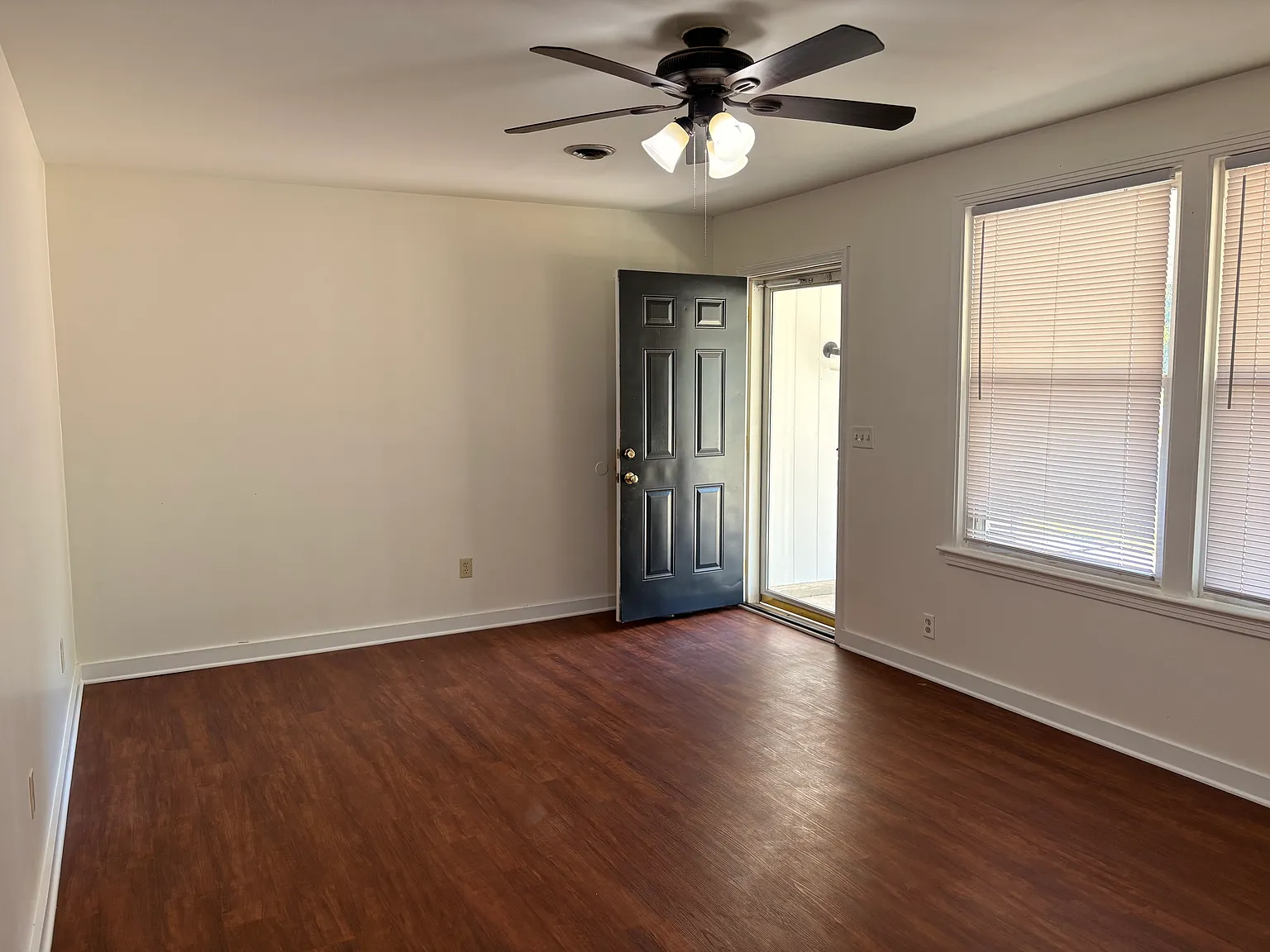 3 bed, 1.5 bath, 1200 sqft, $1,650 — Photo 2
