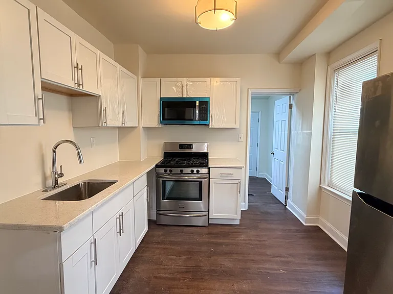 1130 Green St — Photo 2