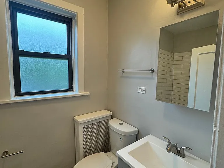 605 Hinman — Photo 21