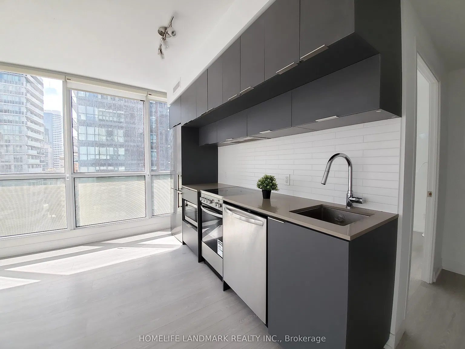 181 Dundas St E — Photo 2