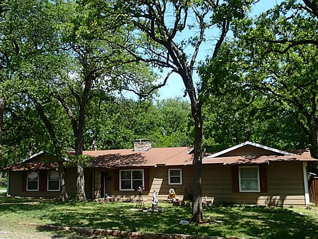2nd image of 521 Greenbriar Ln
