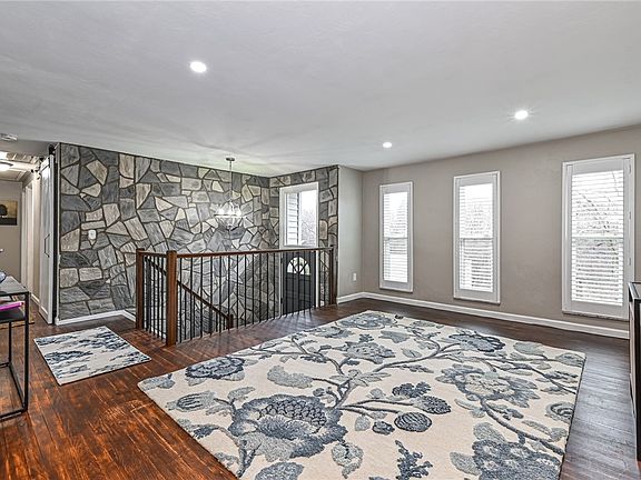 4th image of 388 Highview St