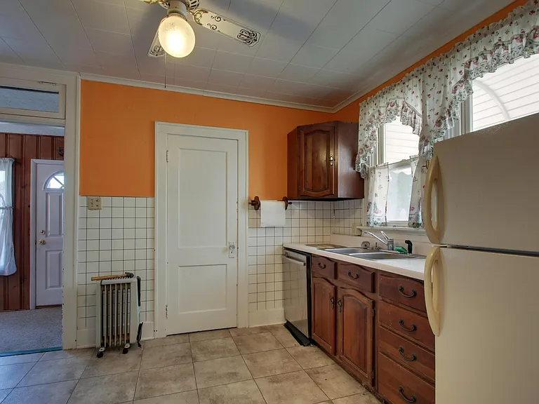 2431 Elm St — Photo 4