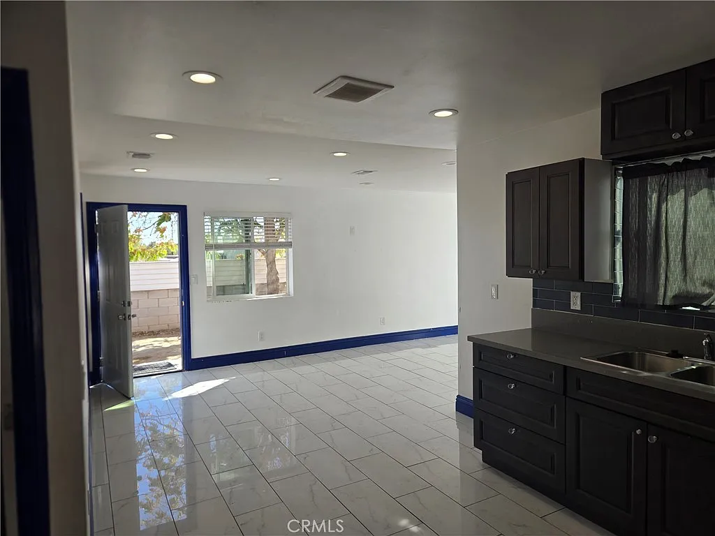 3 bed, 920 sqft, $2,000 — Photo 4