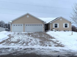 N1990 Swanee Cir, Greenville, WI 54942