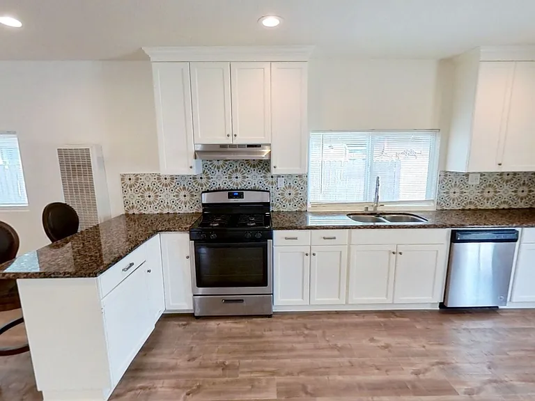 3189 Sanchez St — Photo 6