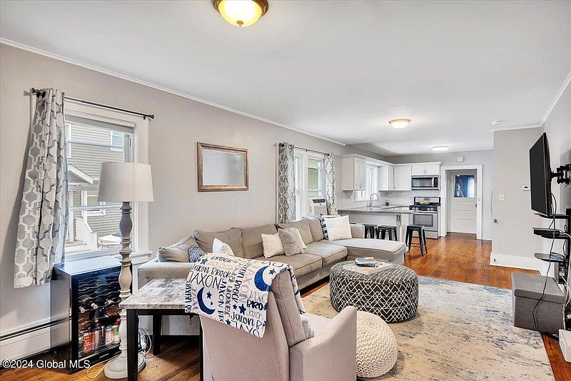 3rd image of 8 Dott Avenue