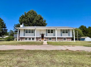 1918 Crestline Dr, Winfield, KS 67156