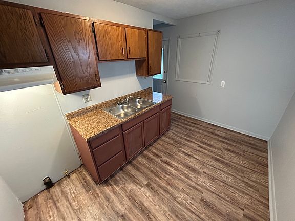 4th image of 909 Giddings St