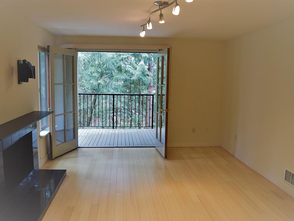 Living Room/Balcony