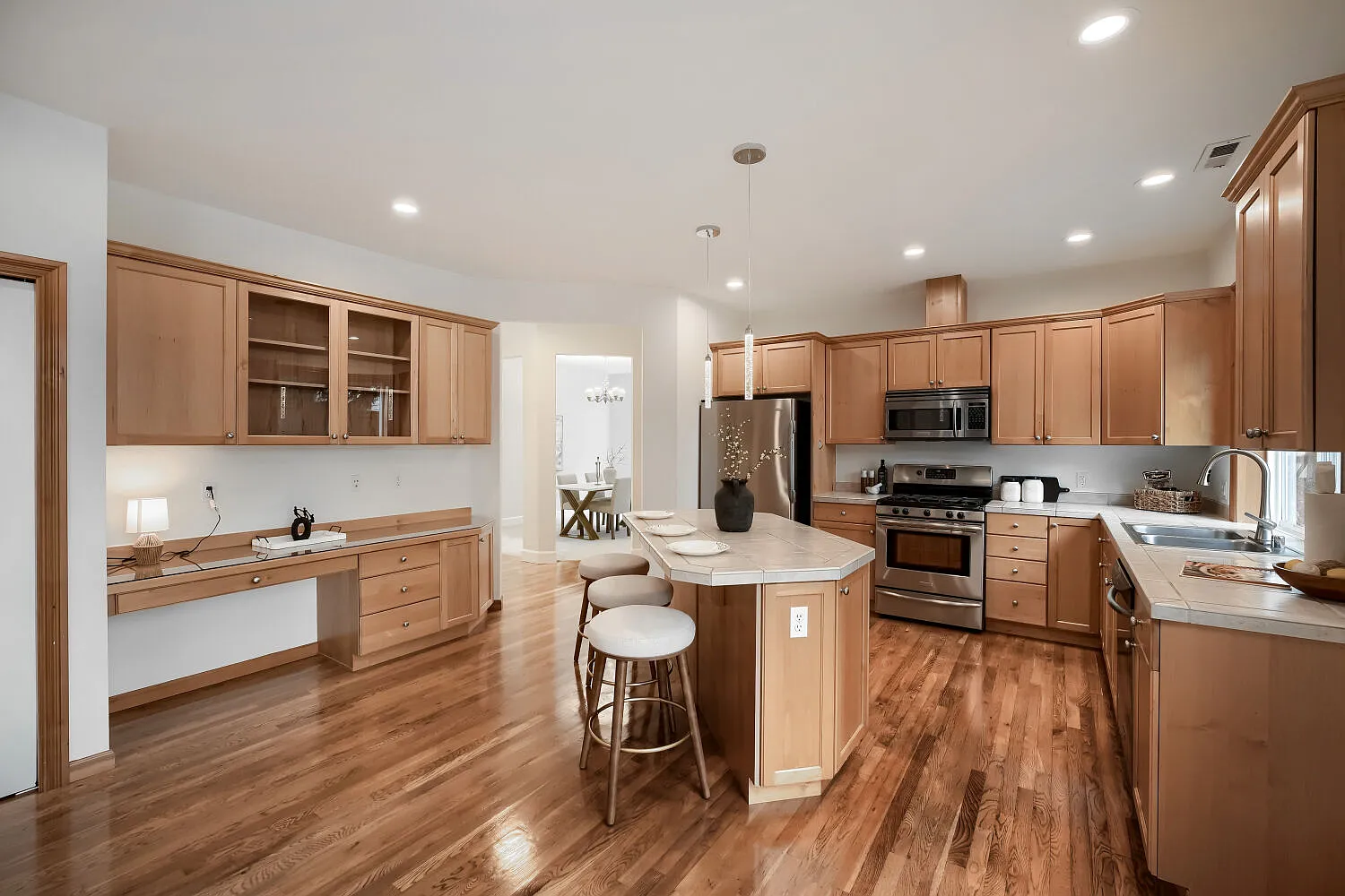 4 bed, 2790 sqft, $3,990 — Photo 3