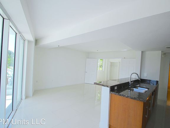 5th image of 6362 Collins Ave #401