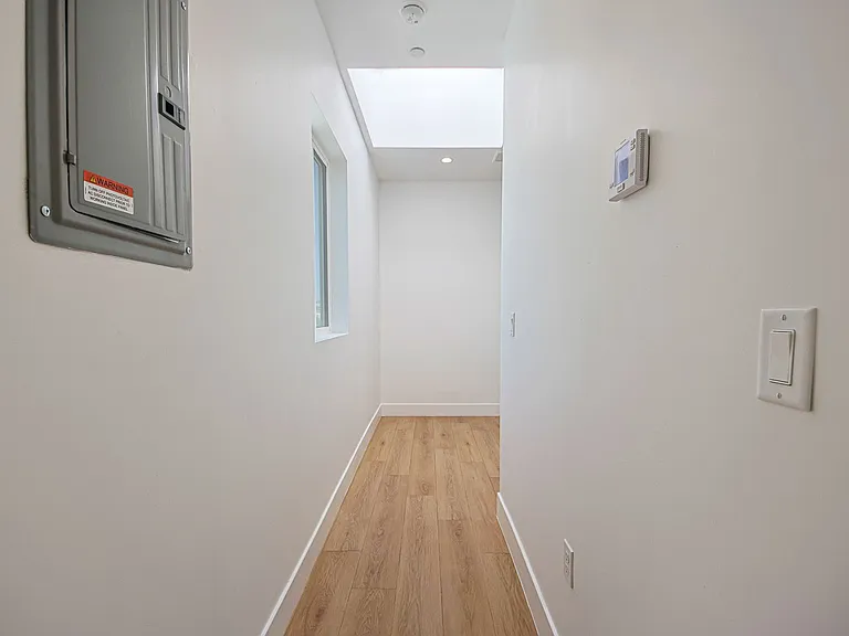 2851 S Victoria Ave — Photo 24