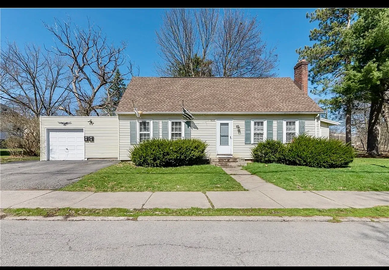 327 E Elm St — Photo 1