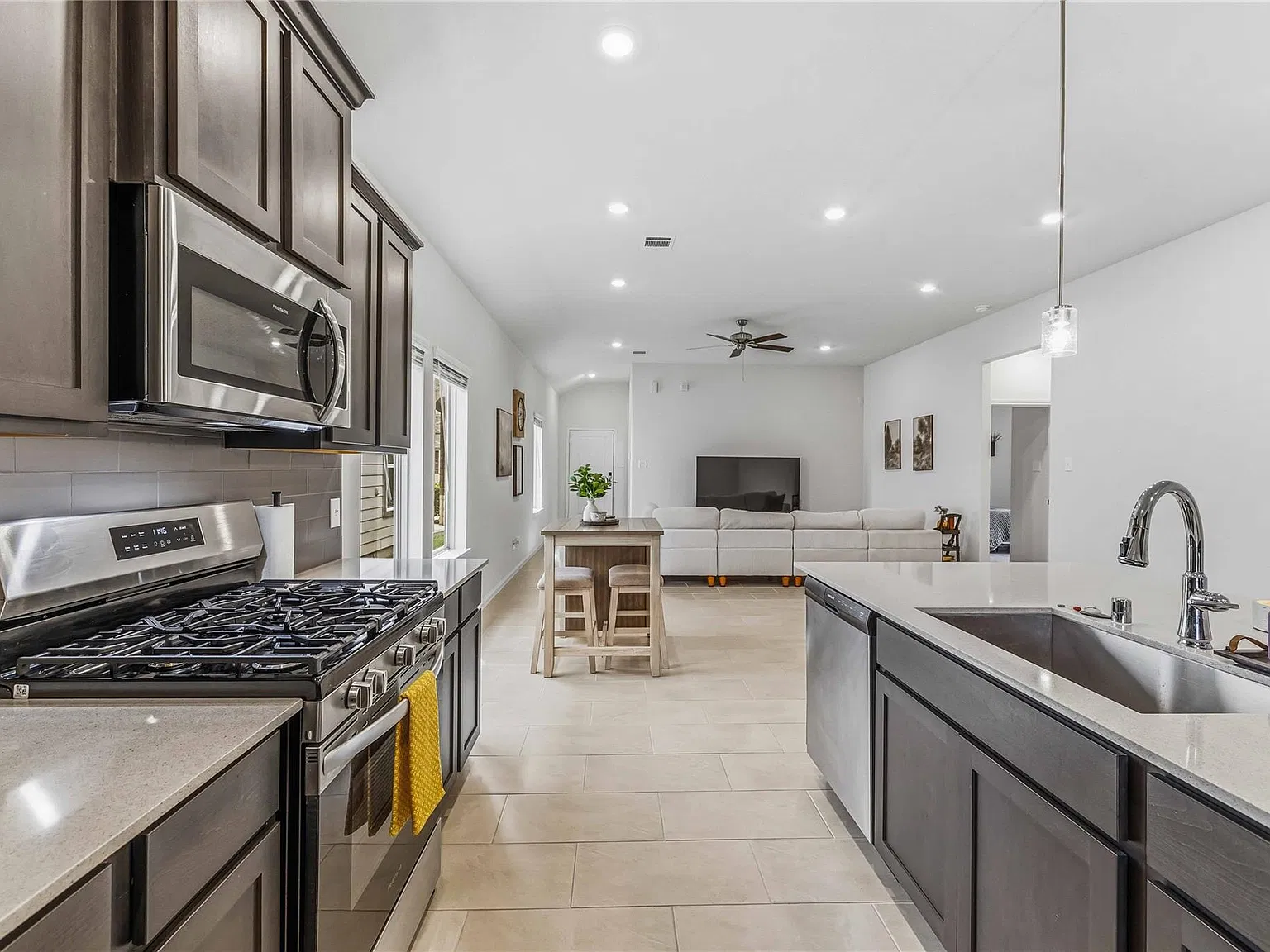 3 bed, 2.0 bath, 1596 sqft, $2,200 — Photo 3