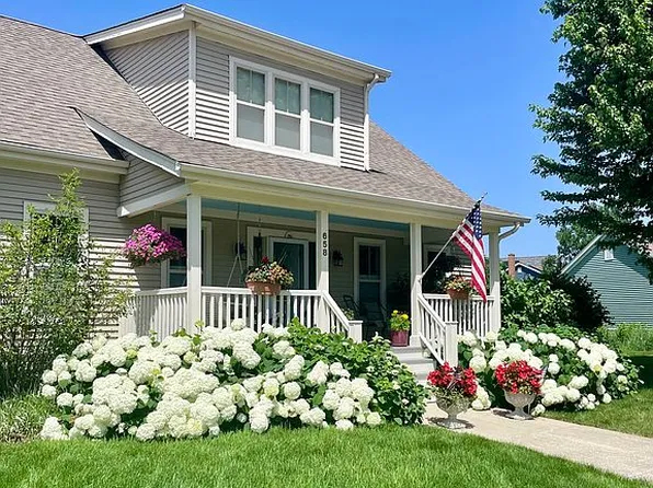 658 Indian Path Rd, Grayslake, IL 60030