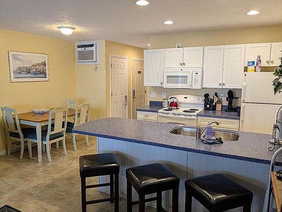 3rd image of 218 W Lakeshore Dr APT E