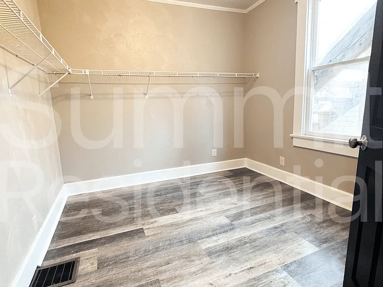 23 Martha Ave — Photo 4