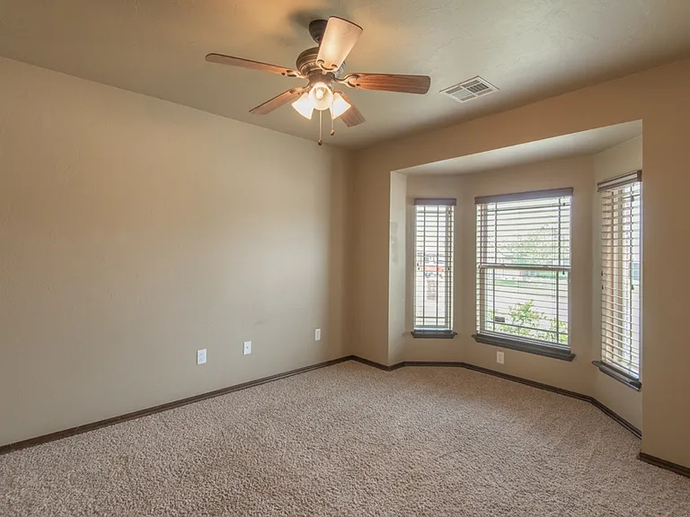 701 Lindsey Ln — Photo 2
