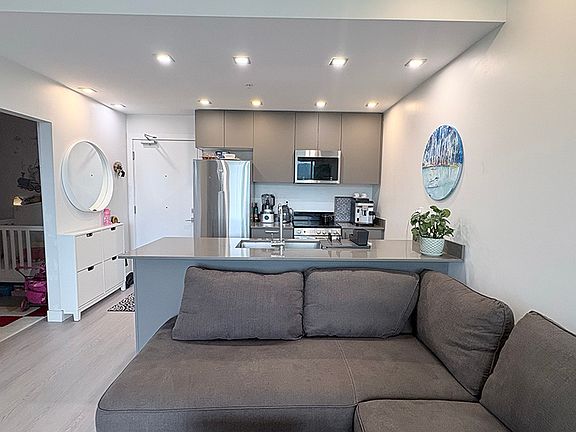 4th image of 181 W 6th St #406