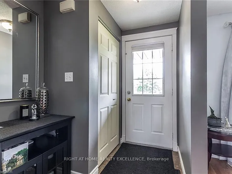 1007 Elgin St N — Photo 3